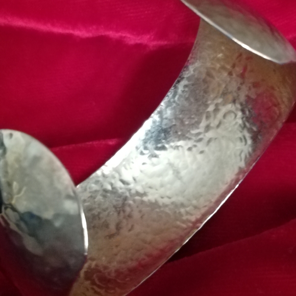 Vintage Hammered Gold Metallic Bangle Bracelet - Picture 3 of 4